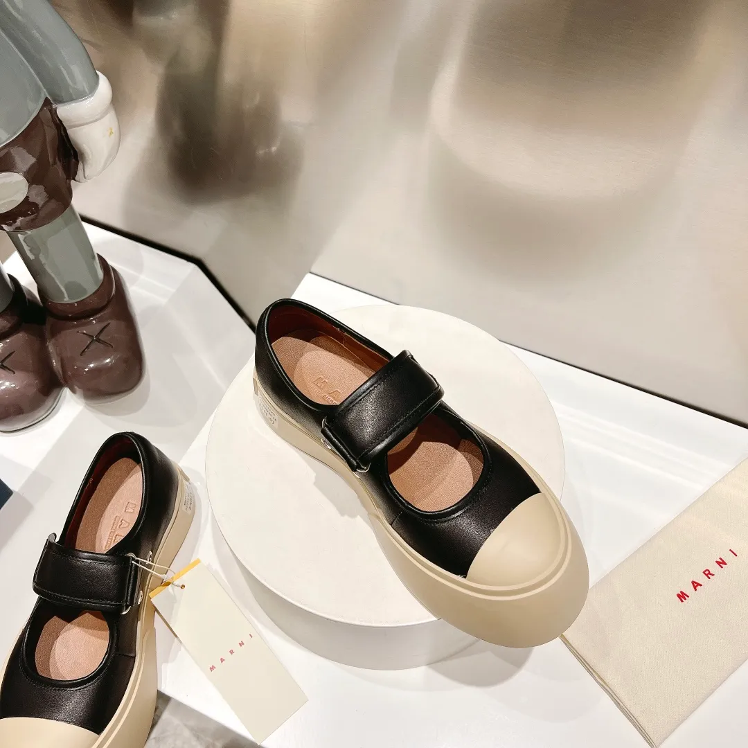 👟👟Ex-factory price 480👟👟 (exclusive top quality) Marni|Mary Jane big head doll shoes‼ ️Upgraded outsole, consistent lasting process with the original version, upgraded to the latest official original packaging‼ ️ Mani’s incomparable and versatile white shoes! I'm tired of the regular white shoes, so I bought a pair of different style thick-soled big-toe shoes. Paris International Fashion Week catwalk model, purchase-level version, all Internet celebrities wear it, Song Zuer, Zhao Lusi, Huo🔥 Show... [4.5cm increased sole] Not bulky, light and soft, comfortable on the feet! It feels very good on your feet and doesn't scratch your feet at all! Extremely comfortable! Daily travel! Wear whatever you like regardless of the occasion, no fear of any dress code, no pressure to dress! ✔Upper: imported cowhide fabric ✔Lining: lambskin lining ✔Outsole: exclusive original molded 1:1 rubber ➕T👟👟factory price U outsole! Floating beige is not completely white. Difference between market currencies We are different‼ ️ ✔𝐒𝐢𝐳𝐞: 35-40
